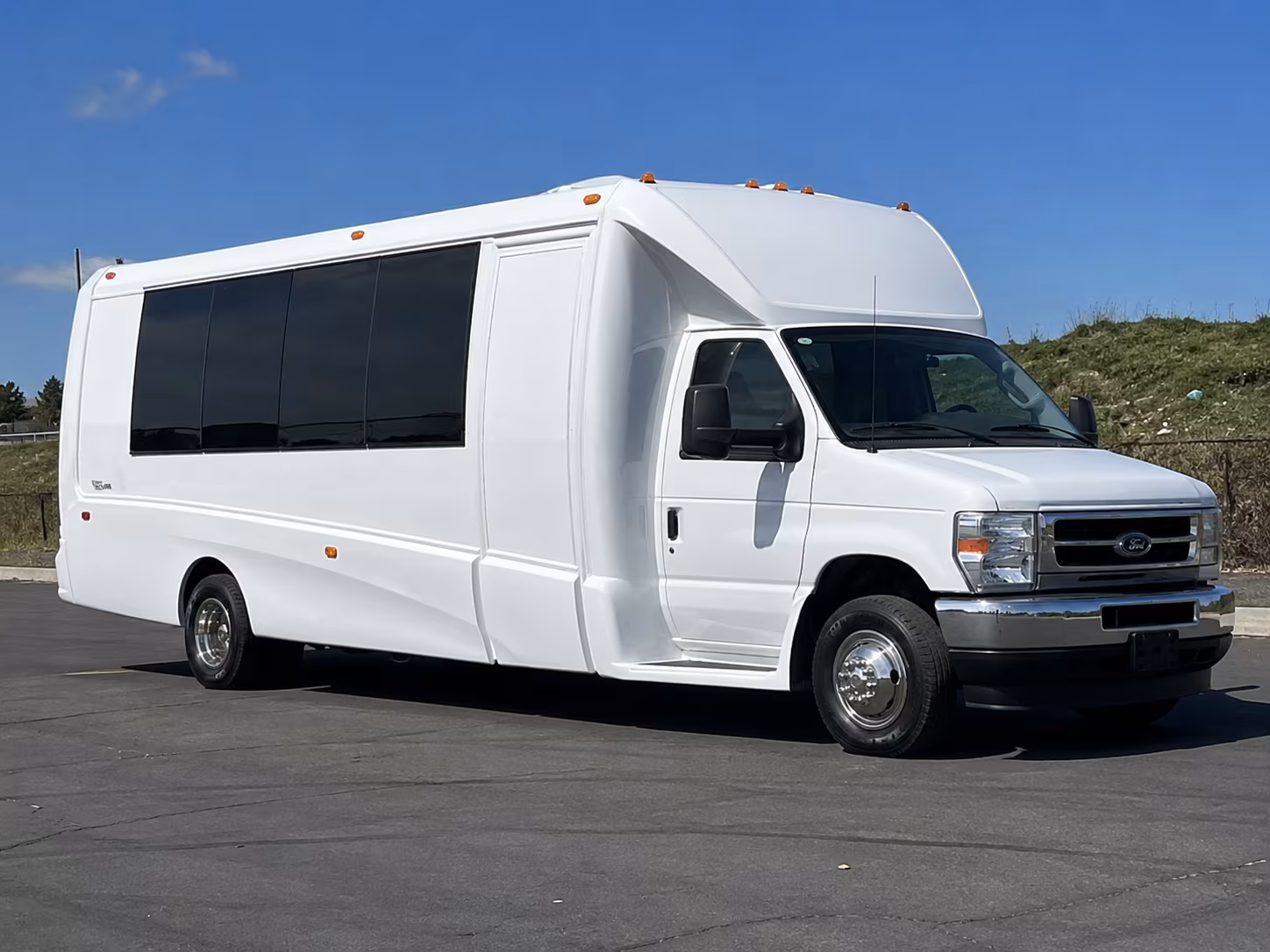 Newark Winery Tour & Pub Crawl Transportation party bus exterior